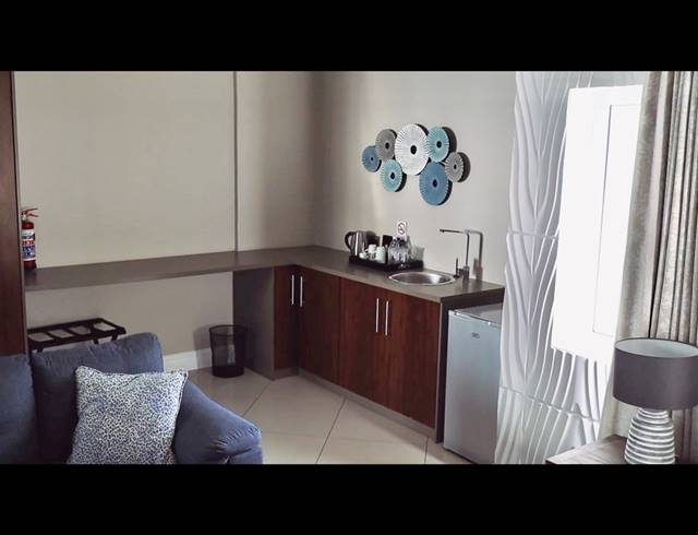 1,000M² HOTEL FOR SALE IN LONG ACRES COUNTRY ESTATE